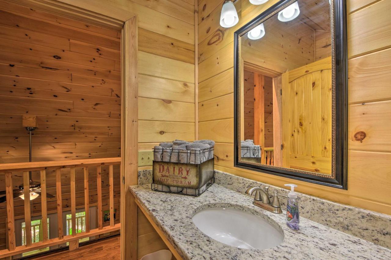 Murphy Cabin With Spacious Deck And Forest Views! Zewnętrze zdjęcie